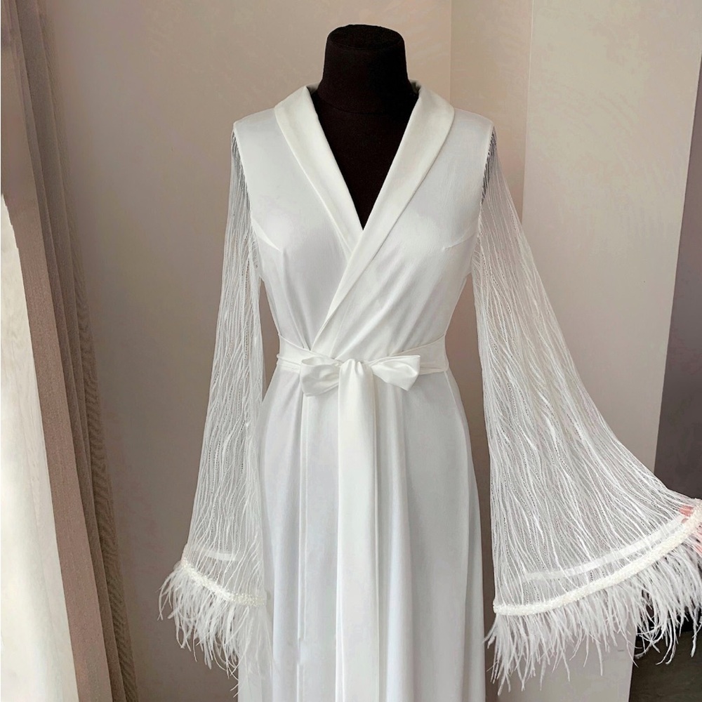 Elegant White Feather Sleeve Robe